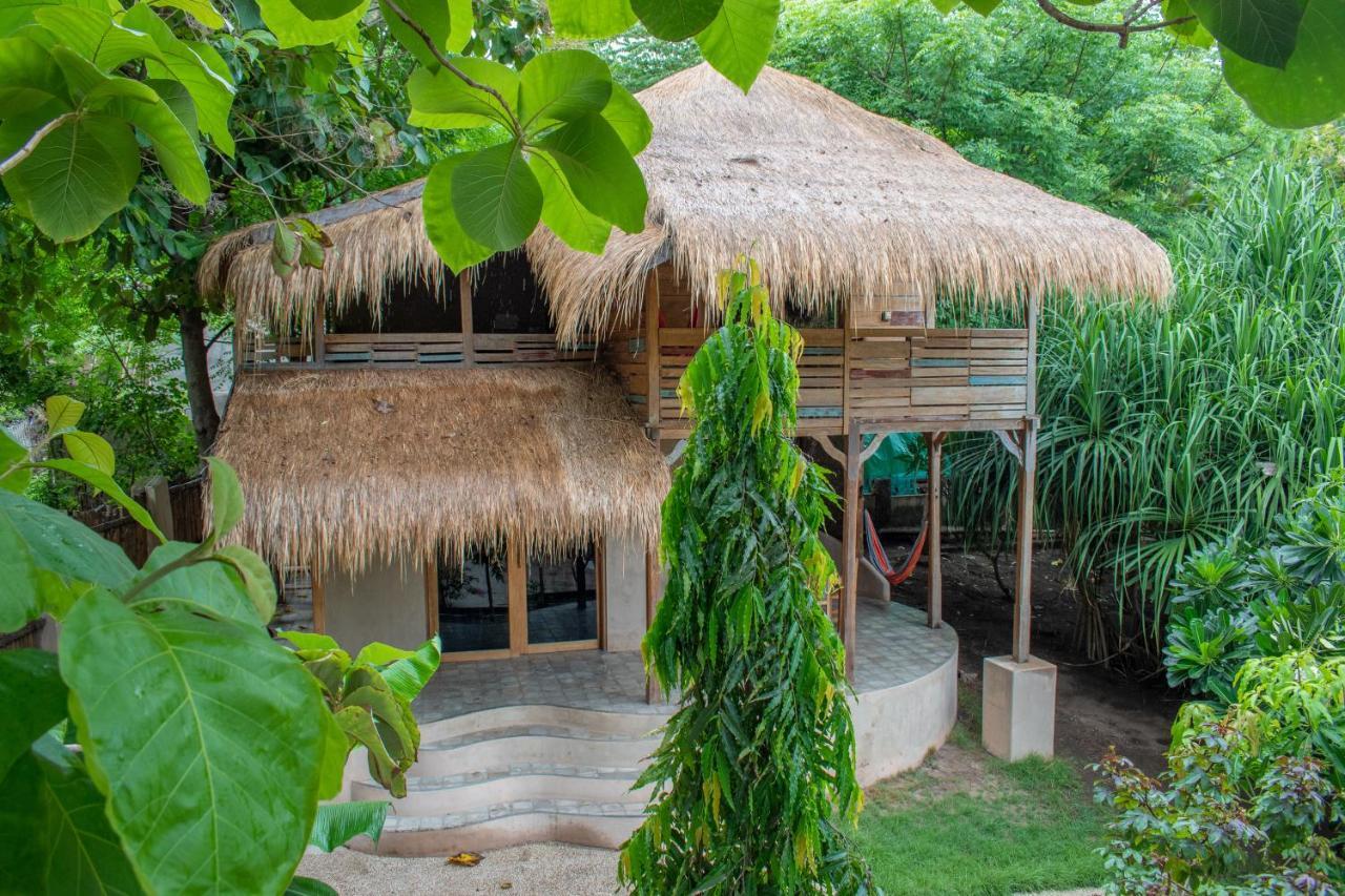 Jati Village, Party Hostel And Bungalows Gili Trawangan Esterno foto